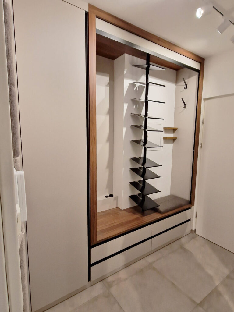 Schlichtes Vorzimmer mit Rollo und individuellem Innenleben vorzimmer-rollo-schlicht