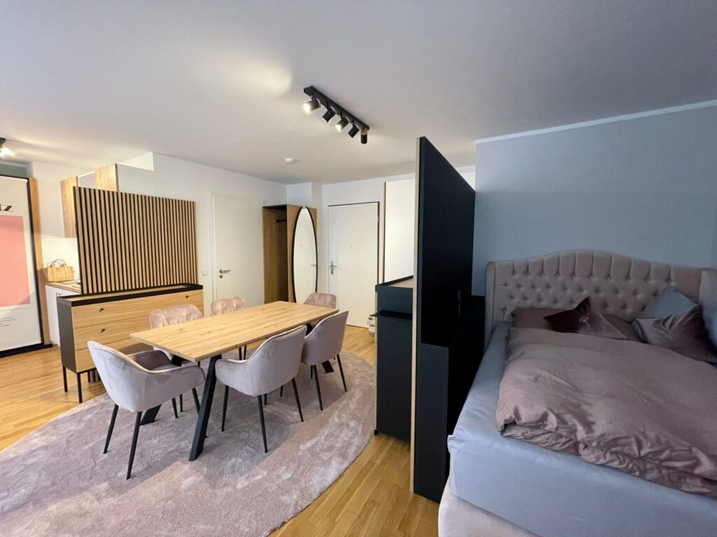 Trennwand zum Bett mit Korpus und Ablage wohnung-sonderanfertigung-trennwand