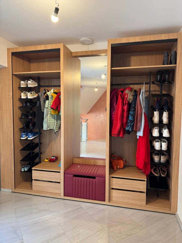 Kundenprojekt Vorzimmer mit zwei Rollos roomig-vorzimmer-kundenprojekt-rollo