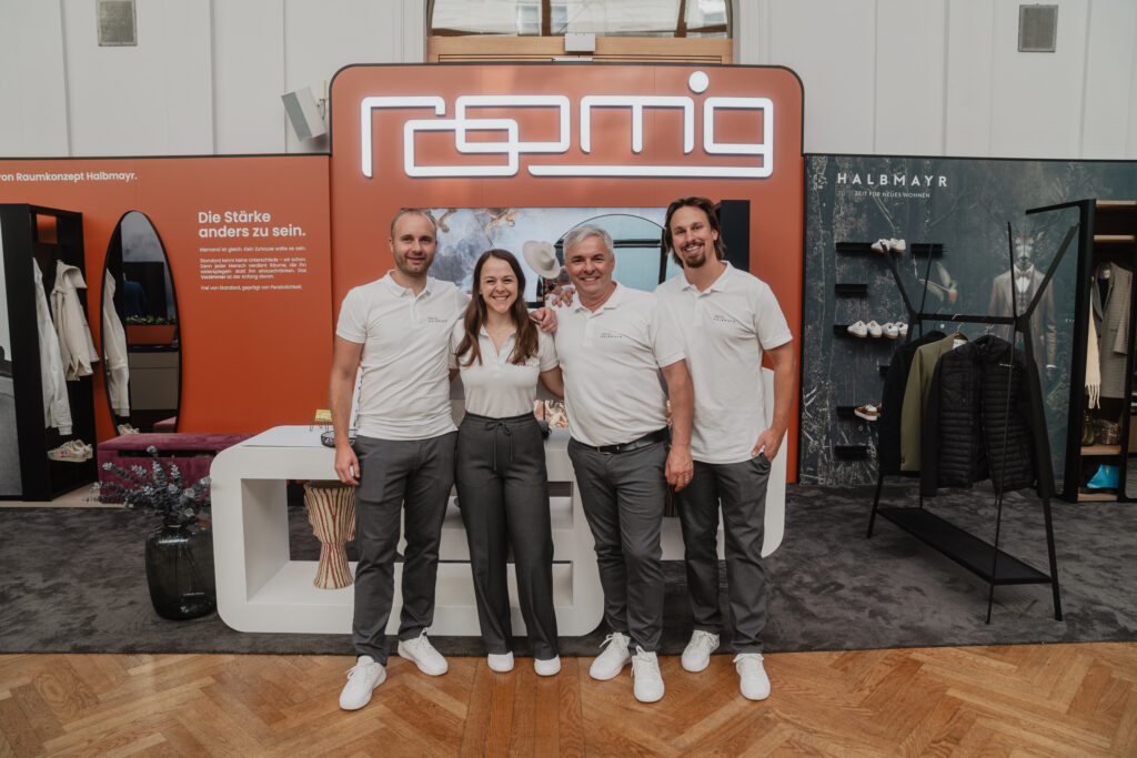 roomig-Team auf der Messe Design District 2025 roomig-vorzimmer-team-messe-design-district-2025
