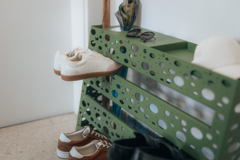 Schuhregal "ShoeMe" zur stilvollen Aufbewahrung von Alltagsschuhen roomig-vorzimmer-shoeme-modernes-schuhregal