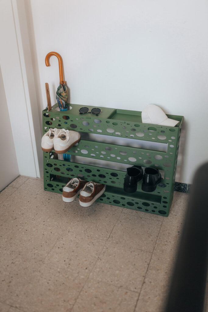 Schuhregal "ShoeMe" für 9 Paar Schuhe, Regenschirm- und Schuhlöffel-Halterung sowie Ablagefach roomig-vorzimmer-shoeme-modernes-schuhregal
