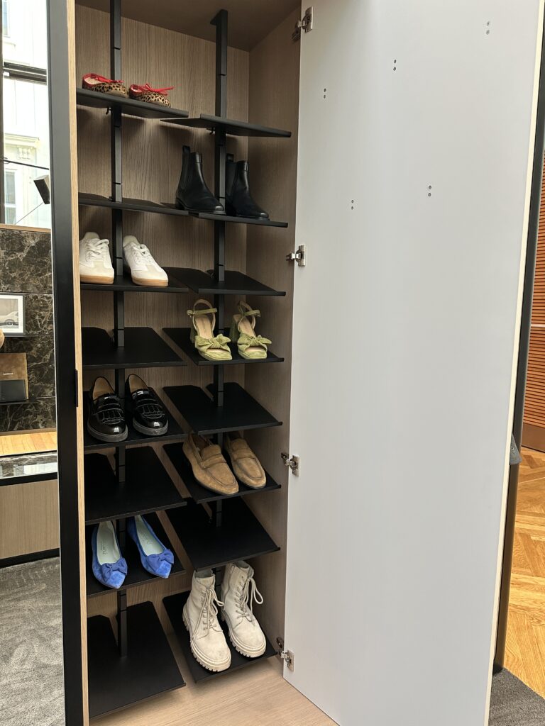 Schrank mit höhenverstellbarem Schuhregal roomig-vorzimmer-höhenverstellbares-schuhregal-schuhschrank