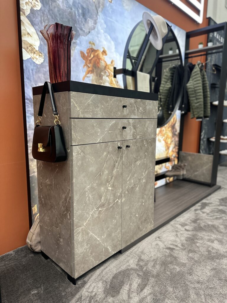 Elegantes Sideboard mit Metall-Abdeckwanne roomig-vorzimmer-sideboard-mit-abdeckwanne-in-steinoptik