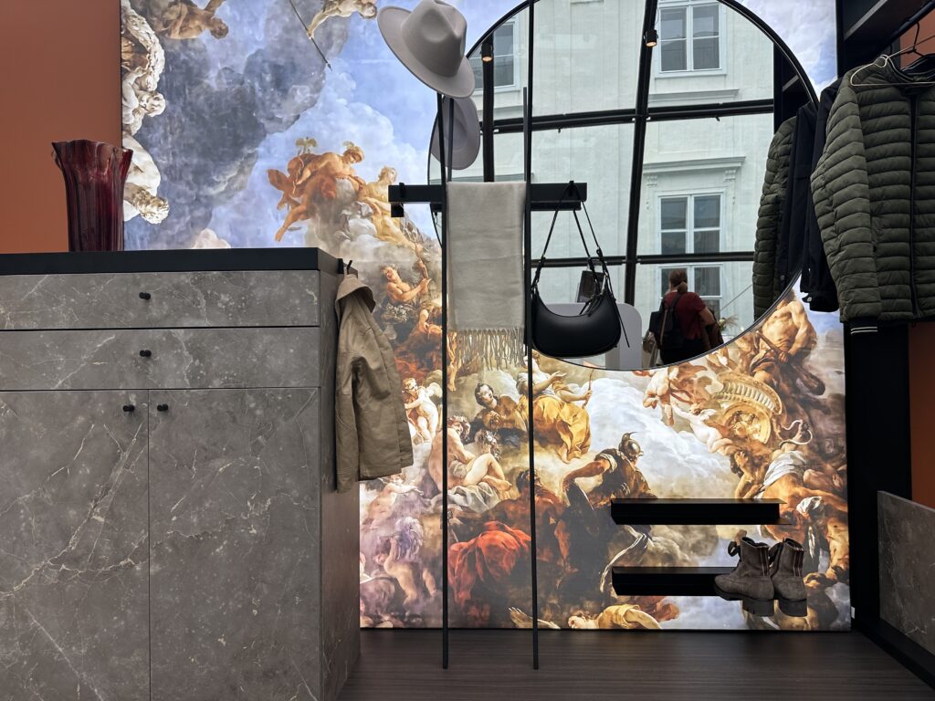 Wand-Kleiderständer mit Metallleiste und flexiblen Kleiderhaken vor rundem Spiegel roomig-vorzimmer-wand-kleiderständer-runder-Spiegel