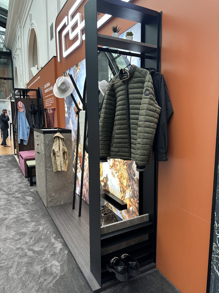 Modularer Rahmen mit Schuhablagen und Kleiderstange roomig-vorzimmer-modulares-rahmensystem-mit-schuhablagen-kleiderstange-garderobe-modern