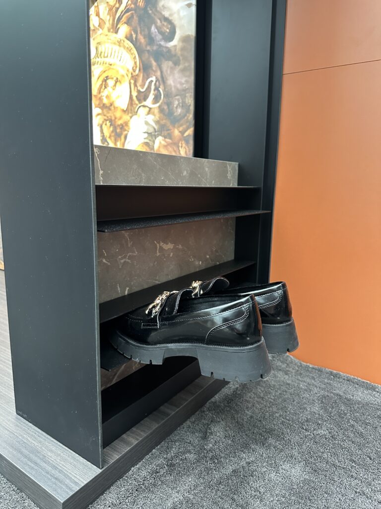 Platzsparende Schuhablagen im modularen Rahmenelement roomig-vorzimmer-platzsparende-schuhablagen-modern