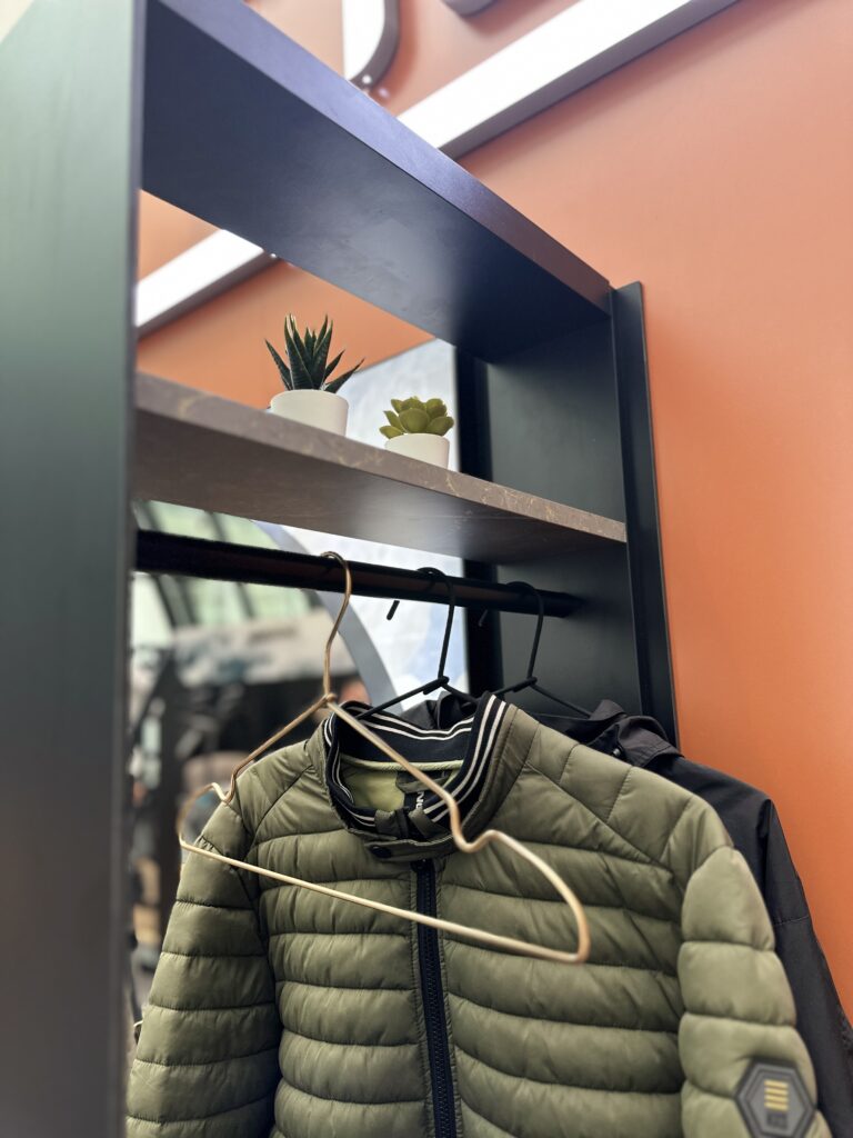 Kleiderstange im modularen Rahmenelement roomig-vorzimmer-aufbewahrung-kleiderstange-garderobe-modern