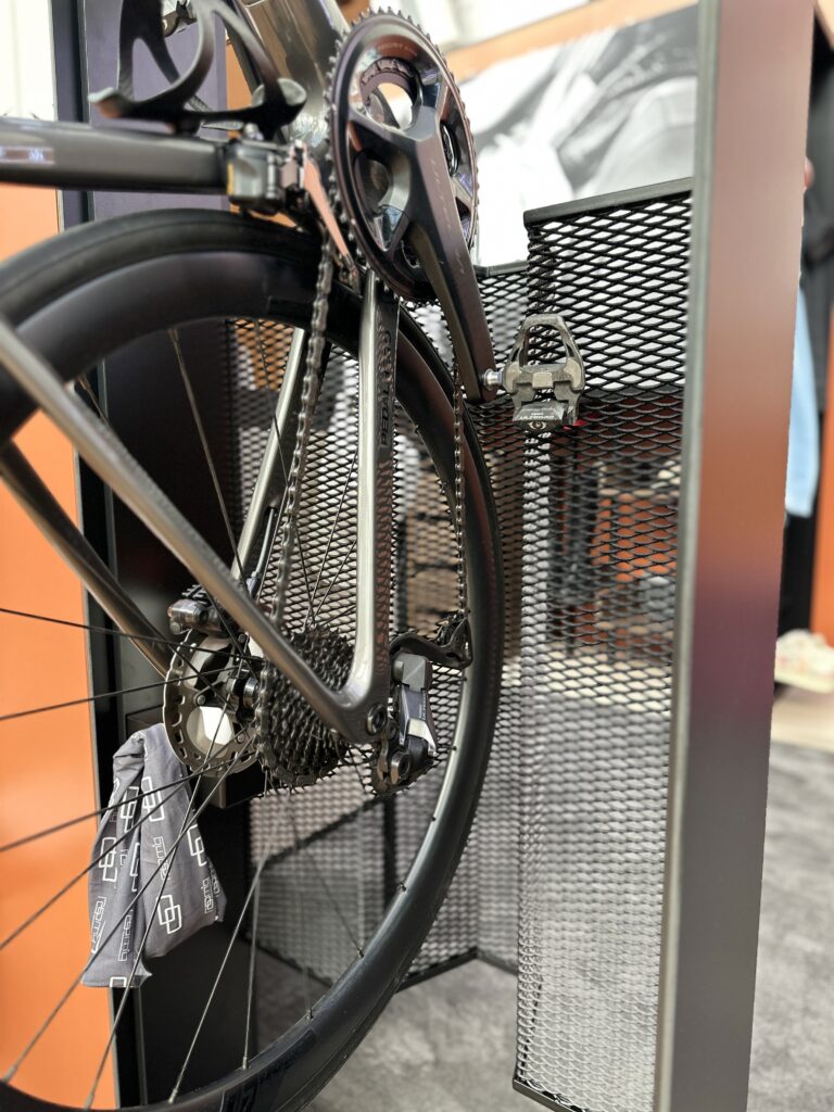 Radrahmen mit Sicherheitsgitter für perfekten Halt roomig-vorzimmer-rennrad-aufbewahrung-platzsparend-sicher