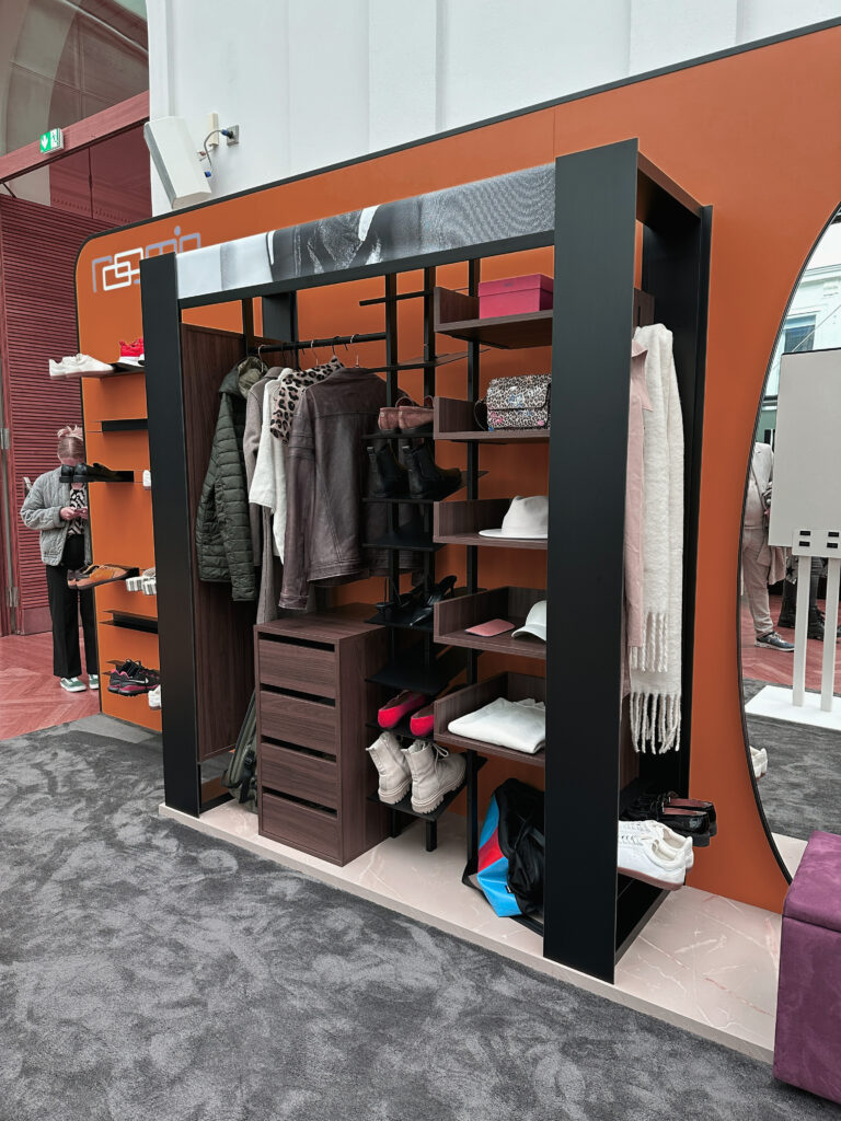 Vorzimmerlösung mit elektrischem Rollo und flexiblem Innenleben roomig-vorzimmer-modularer-schrank-mit-rollo-und-flexiblem-innenleben