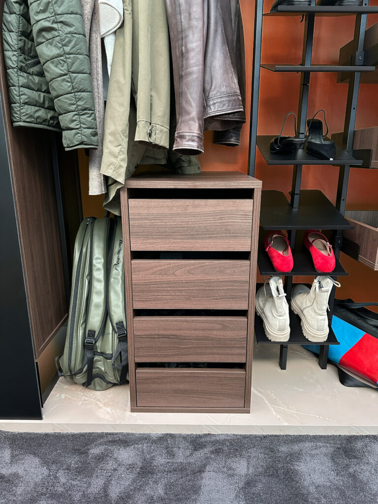 Ladenkorpus und Schuhregal im Vorzimmersystem mit Rollo roomig-vorzimmer-modulares-system-mit-ladenkorpus-und-höhenverstellbarem-schuhregal