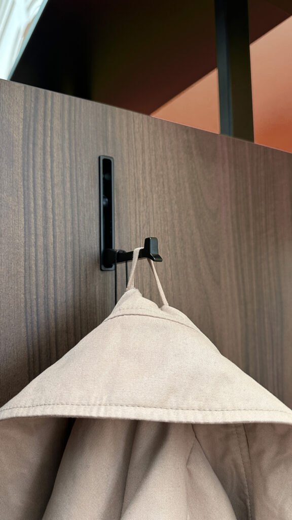 Klappbarer Kleiderhaken im modularen Rahmen roomig-vorzimmer-modulares-rahmensystem-mit-klappbarem-kleiderhaken